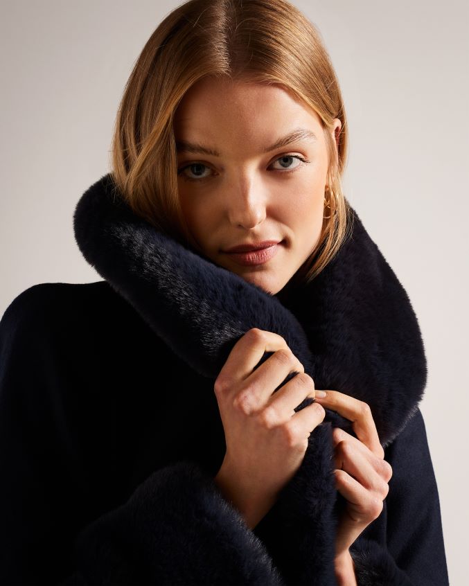 roupas Ted Baker casaco loleta com cinto e gola e punhos de pele sintética marinha mulheres 8X6HDF422